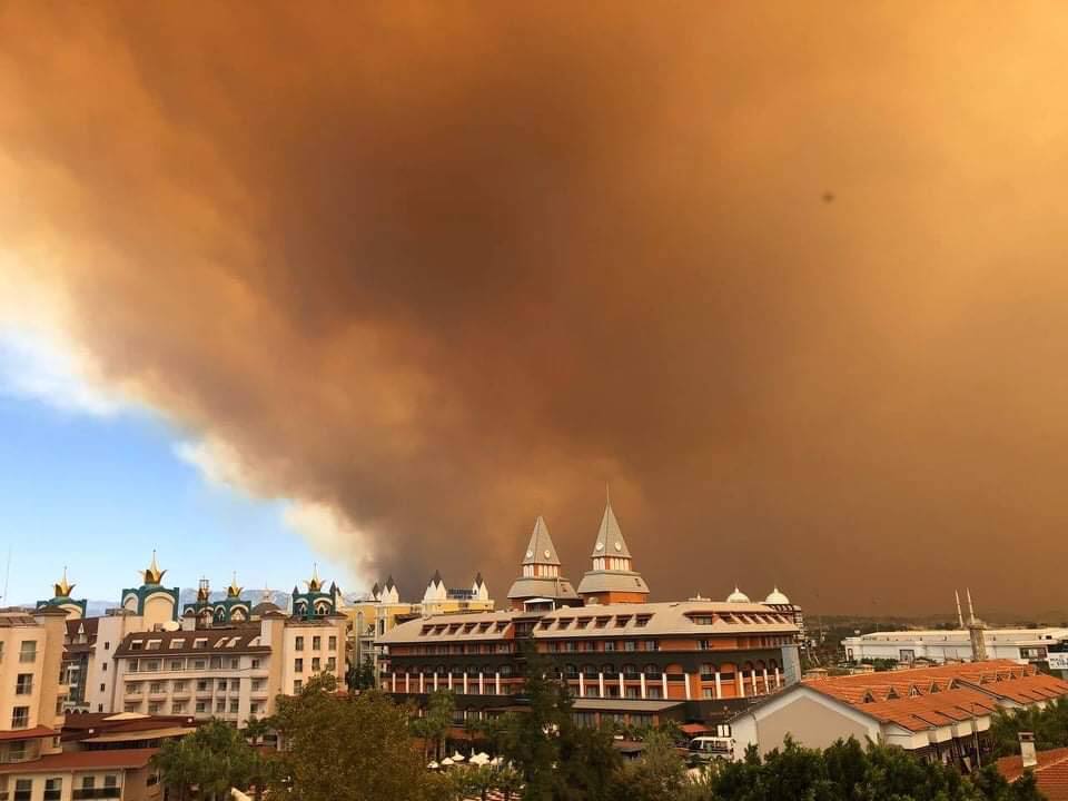 Курорты в огне и эвакуация туристов. В Турции продолжаются масштабные пожары: что известно